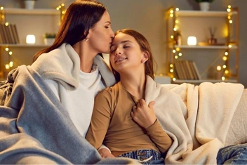 «Дочь боится, что ее оставят на улице, и разговаривает во сне. Как ее успокоить?»