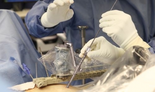 Операции на позвоночнике петербургские хирурги будут проводить вместе с роботом