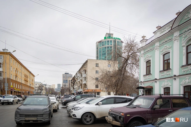 По соседству с особняком вид не самый приглядный | Источник: Владислав Лоншаков / E1.RU