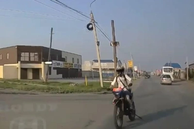 В Омске женщина на Honda сбила подростка на питбайке