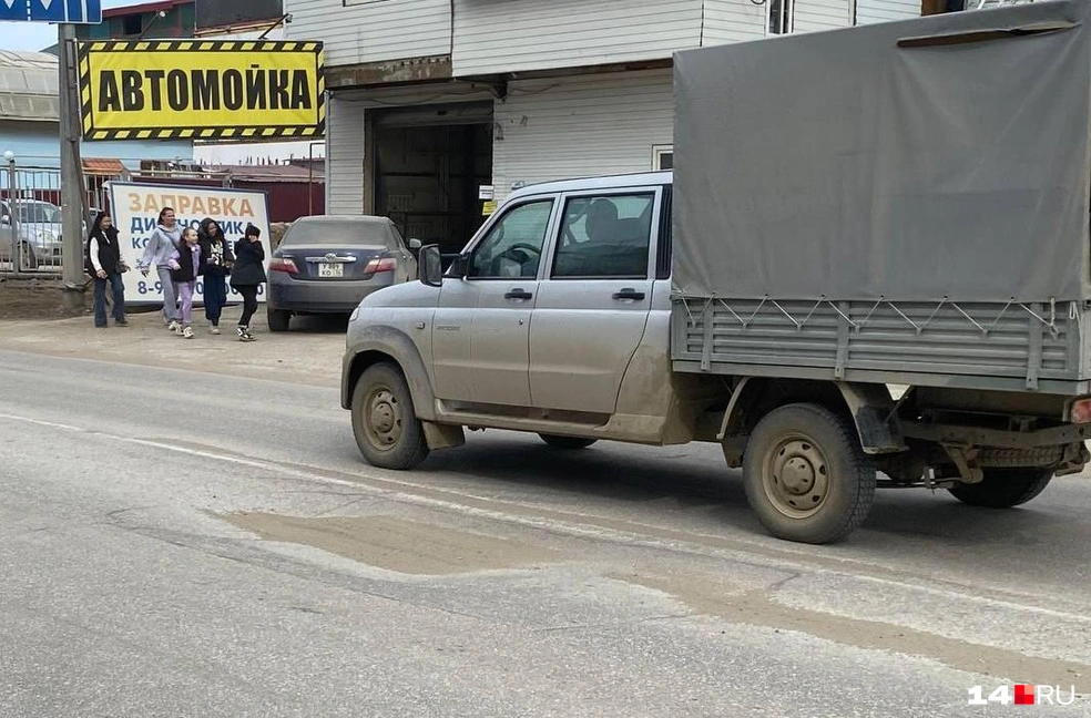 Дорога проседает практически везде, в ямки ветром заносит песок. Нужен хоть какой-то опознавательный знак для водителей, что участок лучше объезжать | Источник: Надежда Ефимова / 14.RU