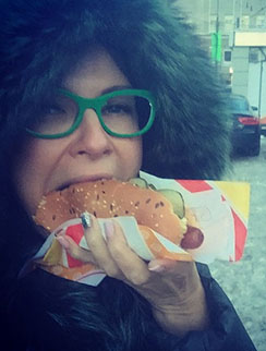 Эвелина Бледанс решила спасаться от морозов с помощью хот-догов