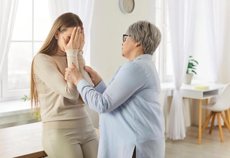 «Родители подарили мне квартиру и теперь приходят в гости без спроса»: историю читательницы комментирует психолог