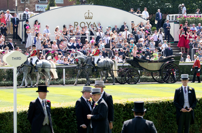 Чья шляпа лучше: герцогиня Кембриджская и другие на Royal Ascot 2017