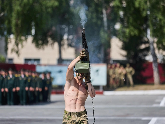 Военные произвели холостые выстрелы в воздух | Источник: Александр Ощепков / NGS.RU