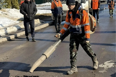 Костромские дорожники ремонтируют улицы литым асфальтом