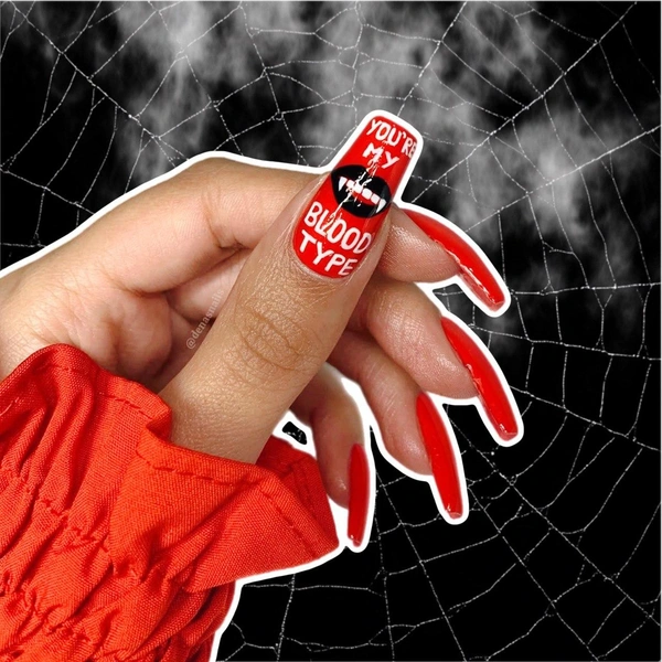 6 ярких маникюров с рисунками на Хэллоуин 2025 | Источник: theGirl