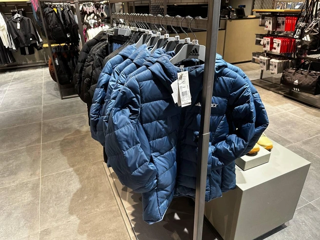 Но можно найти и подешевле. Например, мужская куртка Adidas Terrex (линейка для активного отдыха на воздухе) — 13 200 рублей | Источник: Наталья Пальникова
