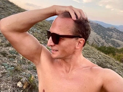 Инстаграм удалил обнаженные снимки 51-летнего Владимира Мишукова, и он опубликовал их вновь