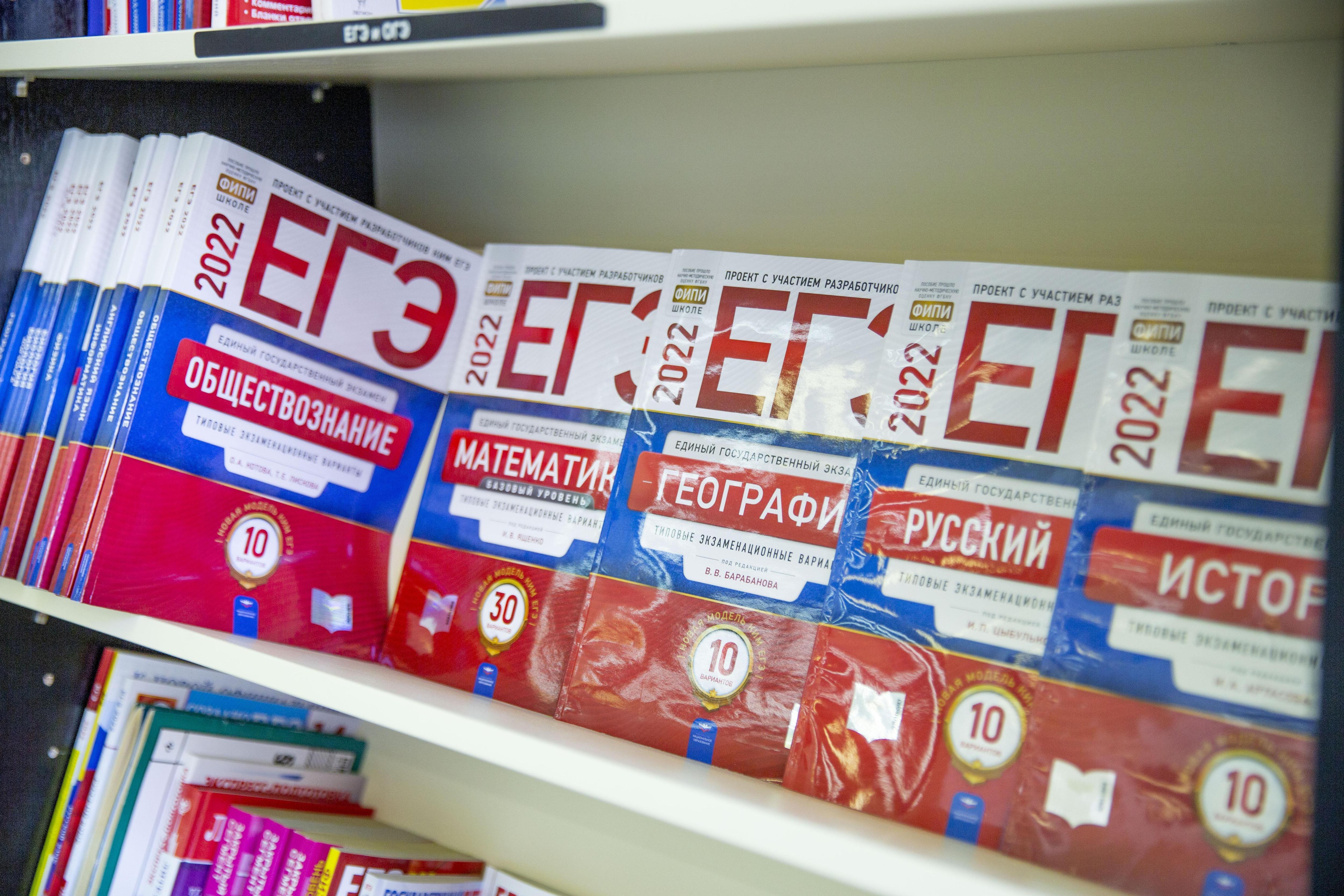 Власти хотят усложнить ЕГЭ из-за большого количества стобалльников: детали