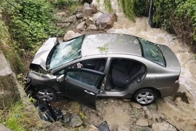 В Сочи Honda вылетела с дороги: водитель погиб, пассажир в больнице