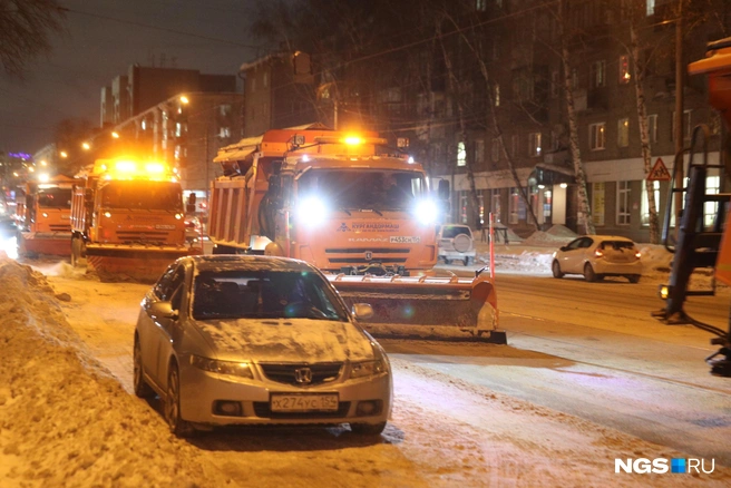 Для уборки участка на Фрунзе (от Семьи Шамшиных до Ипподромской) использовали 10 единиц техники | Источник: Андрей Бортко / NGS.RU