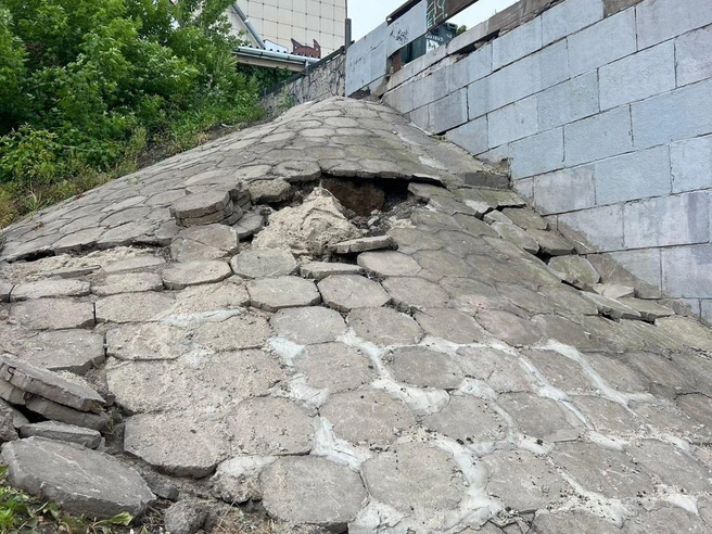 Опора моста «уплыла» после сильных осадков | Источник: читательница НГС