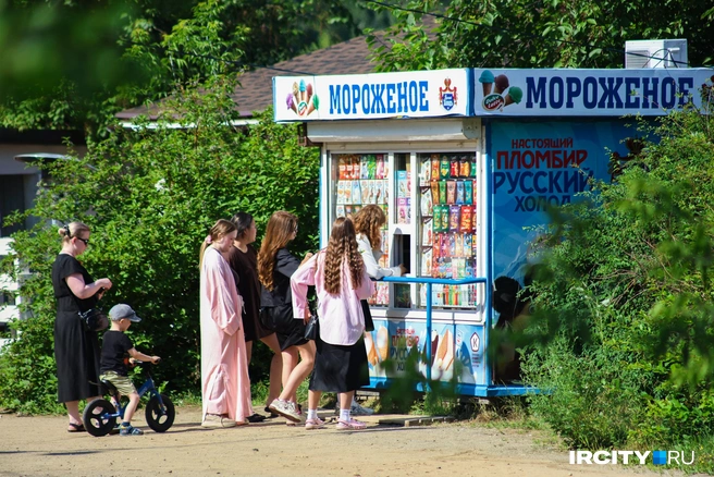 Куда без мороженного в такую жару  | Источник: Ксения Филимонова / «ИрСити»