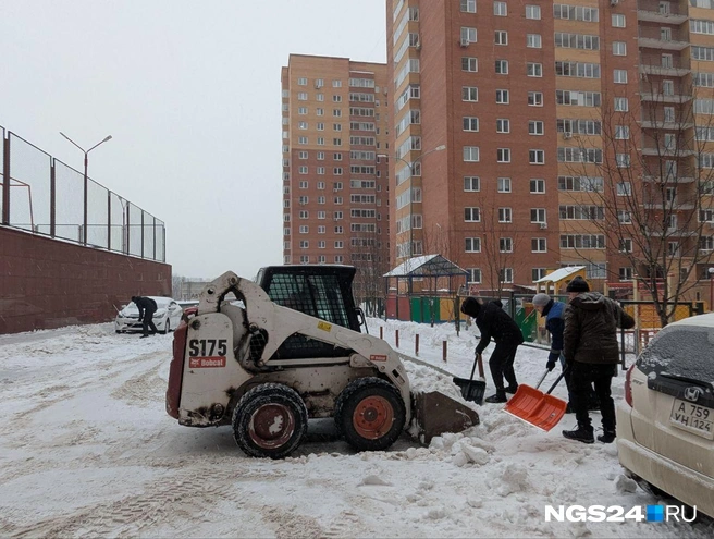 Жильцы убирали снег семь часов | Источник: читатель NGS24.RU