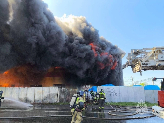 В Челябинске тушат горящий склад площадью 2300 квадратных метров. Видны огромные клубы дыма | Источник: МЧС России