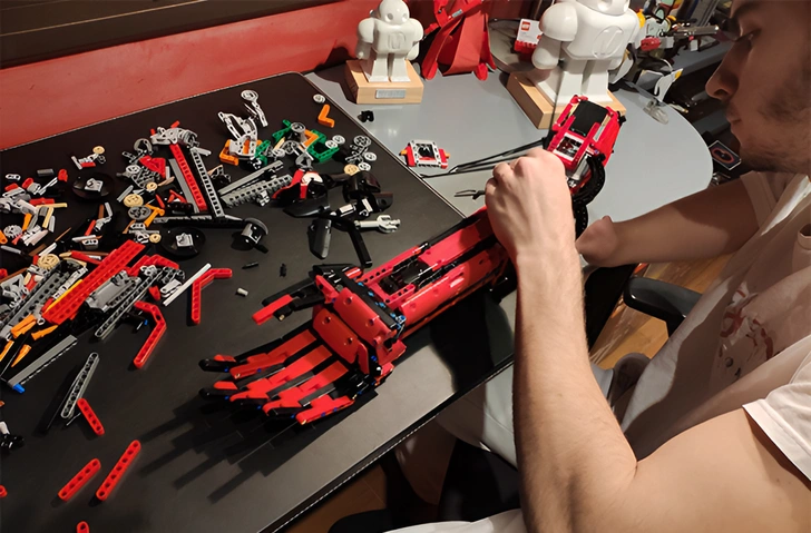Изобретатель создал функциональный протез руки из LEGO и не остановился на этом | Источник: guinnessworldrecords.com