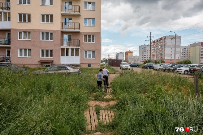 Дети пробираются через участок между дворами | Источник: Александр Куренной / 76.RU