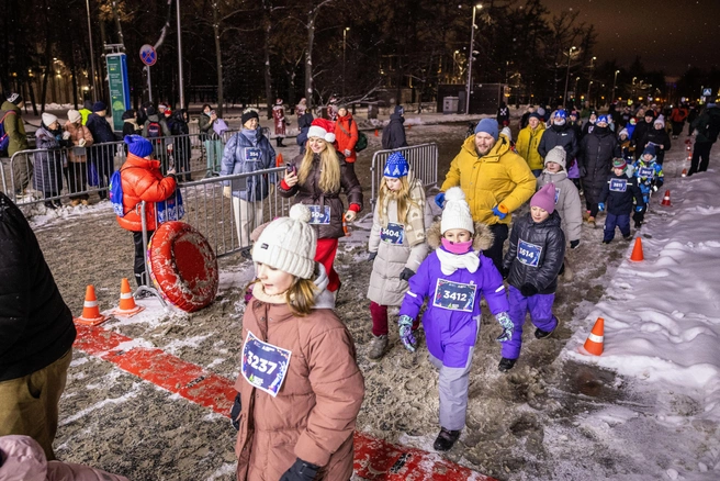 Дети вместе с родителями бежали 400-метровую дистанцию | Источник: пресс-служба Департамента спорта Москвы