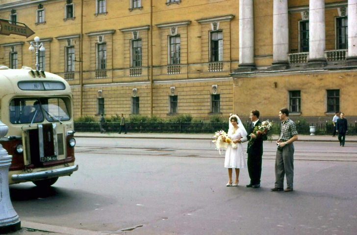 15 лирических цветных фотографии Ленинграда 1961 года | maximonline.ru