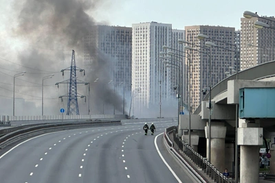 Эстакада просела, пожарный поезд тушит огонь у метро «Черкизовская»