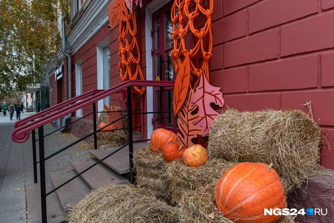 Кажется, сюда даже присесть можно, но лучше уточнить в кафе, чтобы не навандалить. Берегите красоту, ее делали красноярцы | Источник: Мария Ленц / NGS24.RU