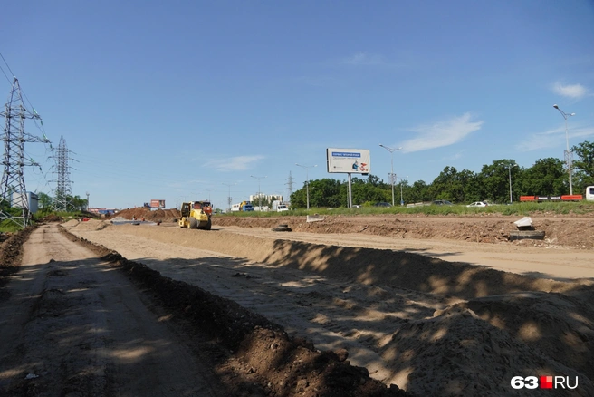 Песчаную подушку разравнивает трактор после укладки коммуникаций | Источник: Алексей Ногинский / 63.RU