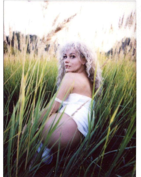 Кристина Асмус выложила фото с голой попой в чистом поле