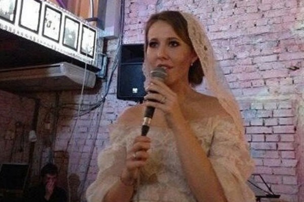 Друзья засняли, как Ксения Собчак пела на свадьбе