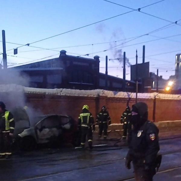 «Пежо» на Петроградке стала огромным факелом | Источник: Мегаполис | ДТП и ЧП | Санкт-Петербург | Питер💡