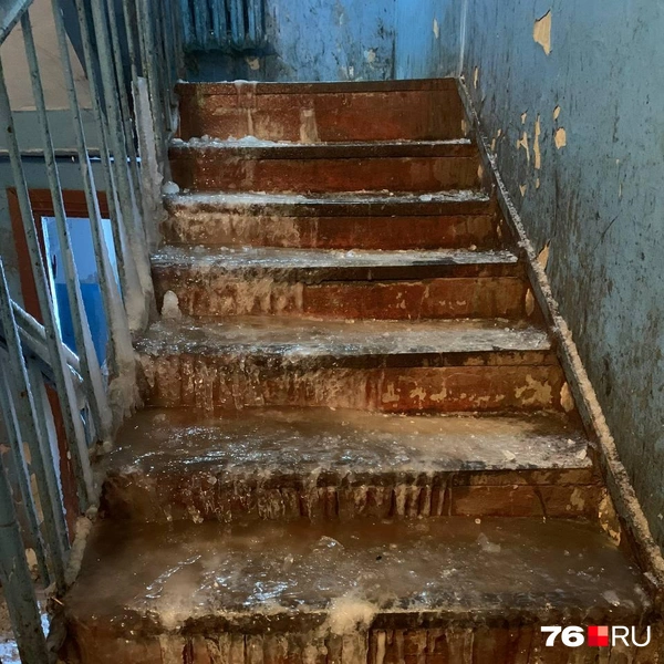Вода продолжает стекать с третьего этажа, на лестницах появляются новые слои льда | Источник: Алёна Троицкая / 76.RU