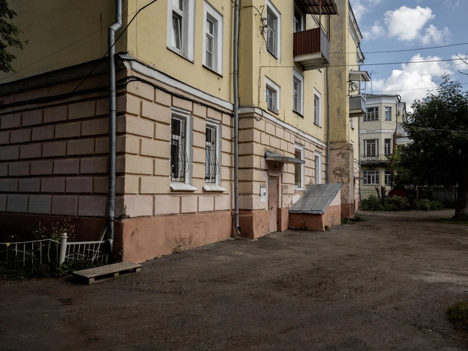 Двор здесь небольшой, из заметных деталей — лишь несколько деревьев | Источник: Александр Куренной / 76.RU