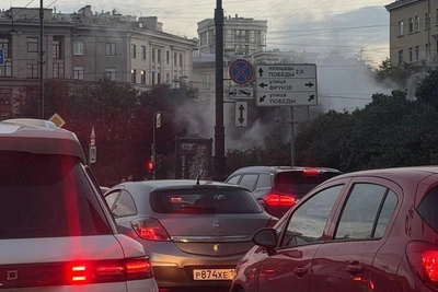 Московский проспект залило кипятком: пробка и провал машины