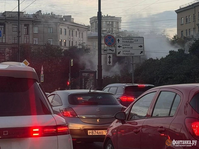 Часть Московского проспекта залило кипятком. Копится пробка | Источник: читатель «Фонтанки»