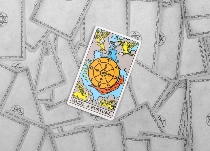Что принесет аркан Колесо Фортуны — главная карта Таро на 2026 год | Источник: valiantsin suprunovich/Shutterstock/Fotodom.ru