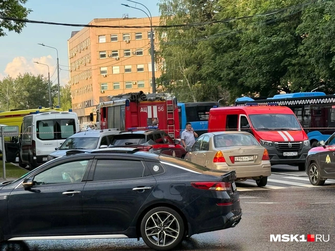 На месте взрыва машины экстренных служб | Источник: Артем Устюжанин / MSK1.RU