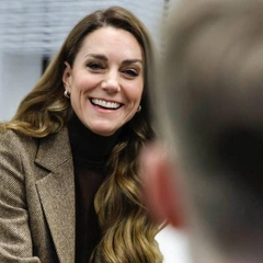 С необычной прической и в карамельном костюме: новый выход Кейт Миддлтон обсуждают в Сети