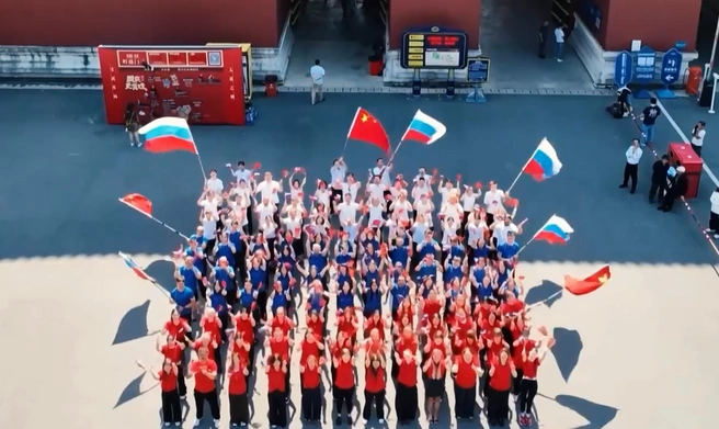 «Вы лучший, гордимся вами», — скандируют на видео участники флешмоба | Источник: «Сима-ленд»
