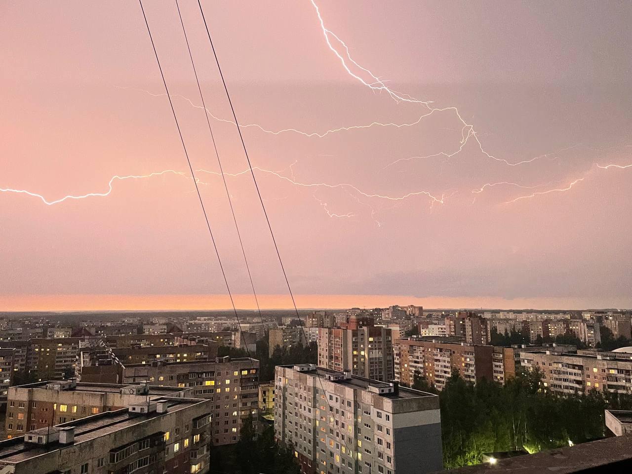 «Не пользуйтесь мобильным»: выпустили предупреждение об опасной погоде в Ярославской области