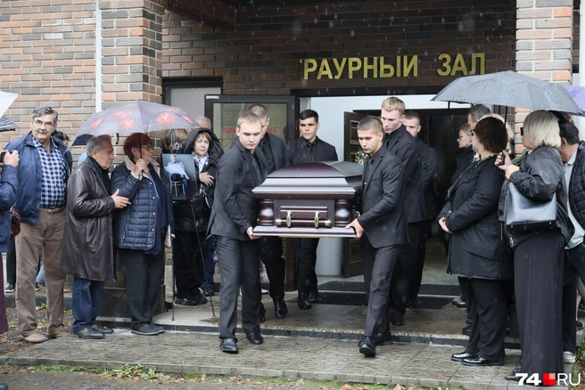 После прощания траурная делегация уехала на Шершневское кладбище для погребения | Источник: Наталья Лапцевич