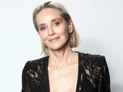 62-летняя Шэрон Стоун весело проводит выходные и загорает в мини-бикини