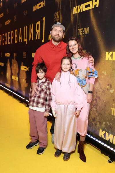 Денис Шведов с женой и детьми