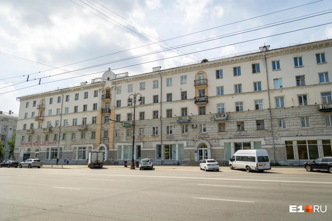 Хотя бы на одной стороне одной улицы в Екатеринбурге решили оформить фасады в одном стиле | Источник: Владислав Лоншаков / E1.RU