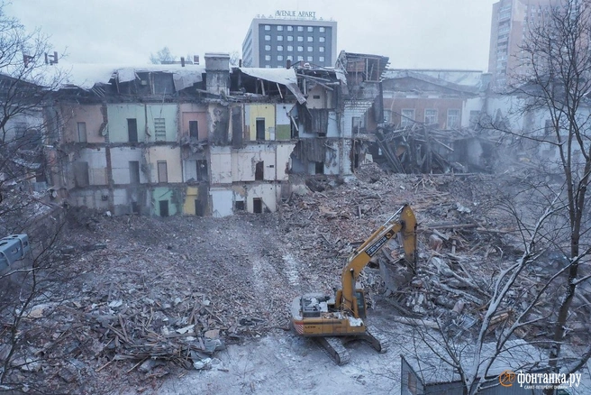 К утру ВНИИБ почти полностью снесли. Несогласные снова на месте, но столкновений нет | Источник: Михаил Огнев / «Фонтанка.ру»