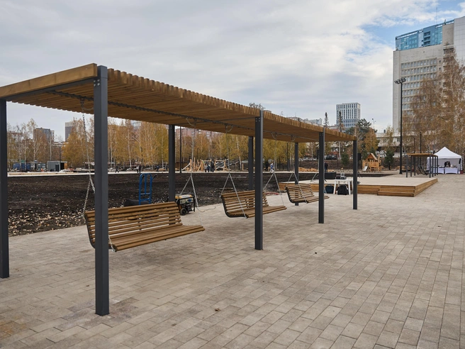 В парке есть скамейки-качели, размещённые под защитными навесами. | Источник: Александр Ощепков / NGS.RU