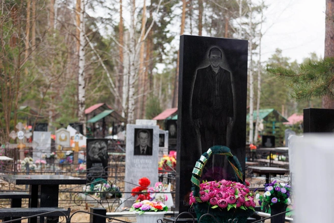 Близкие убирают могилы и приносят цветы  | Источник: Ирина Шарова / 72.RU 