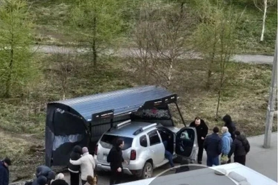 В Перми Renault Duster врезался в остановку: пострадали четверо