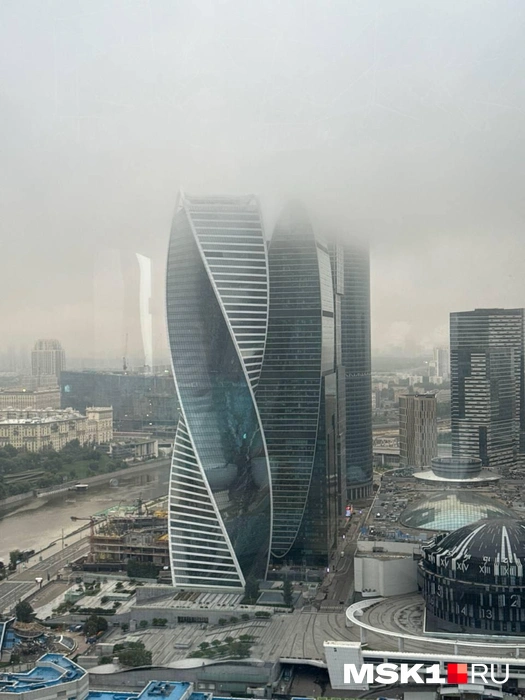 Последние этажи небоскребов «Москва-Сити» скрылись за туманом | Источник: читатель MSK1.RU