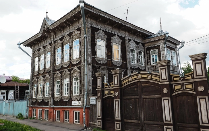Старинный деревянный дом с резными наличниками | Источник: Чиженок Александр/PhotoXPress.ru