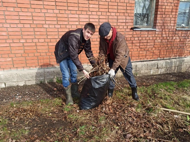 Работники управления благоустройства на субботнике в мае 2021 года | Источник: Виктория Бурдина / Vk.com